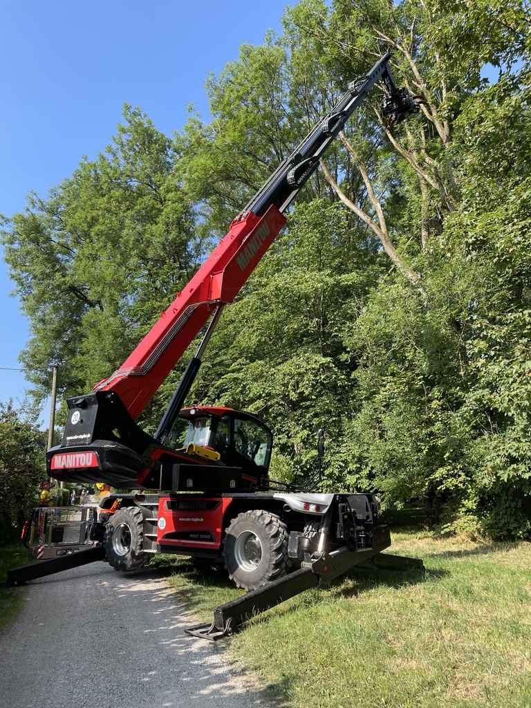 Teleskopmaschine für Baumpflegearbeiten im Einsatz